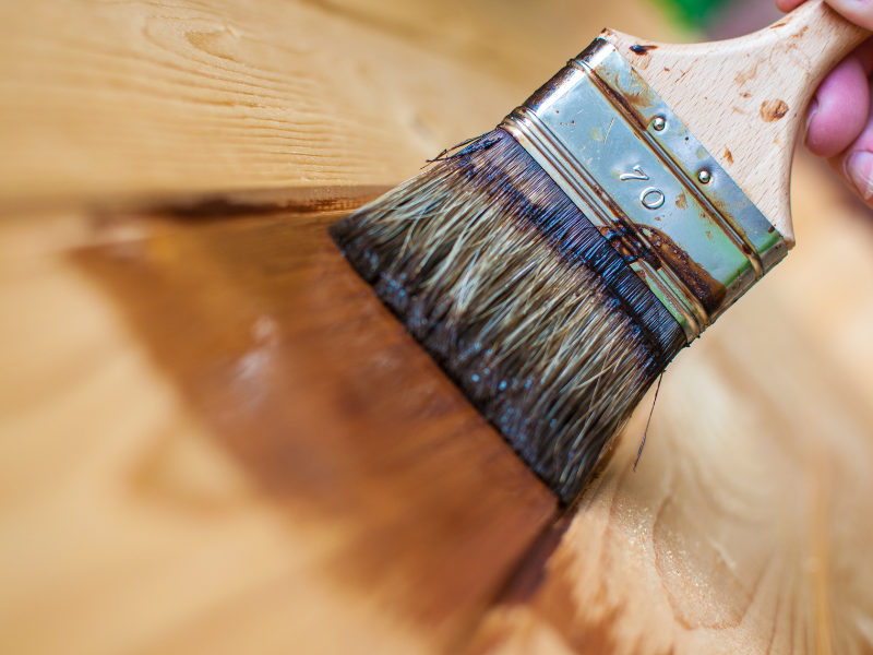 remover respingos de tinta da madeira com eficiência